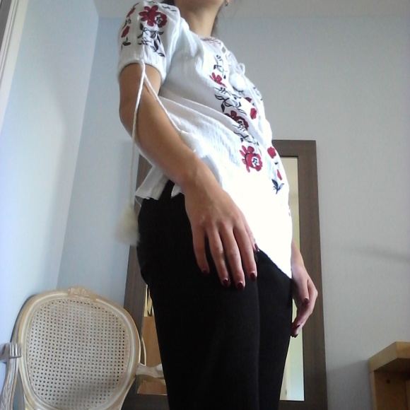 Red emrboidered flower top - Picture 4 of 7